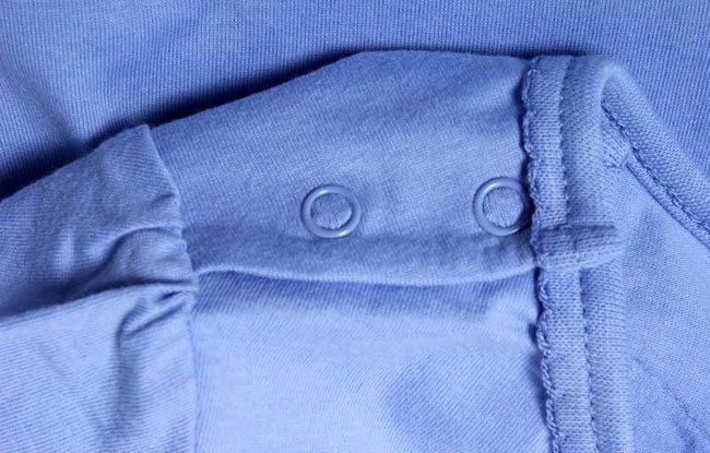Button detail of blue baby girl t shirt